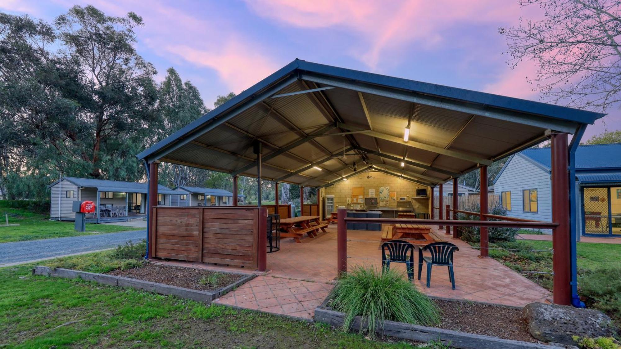 Deniliquin Riverside Caravan Park Eksteriør billede