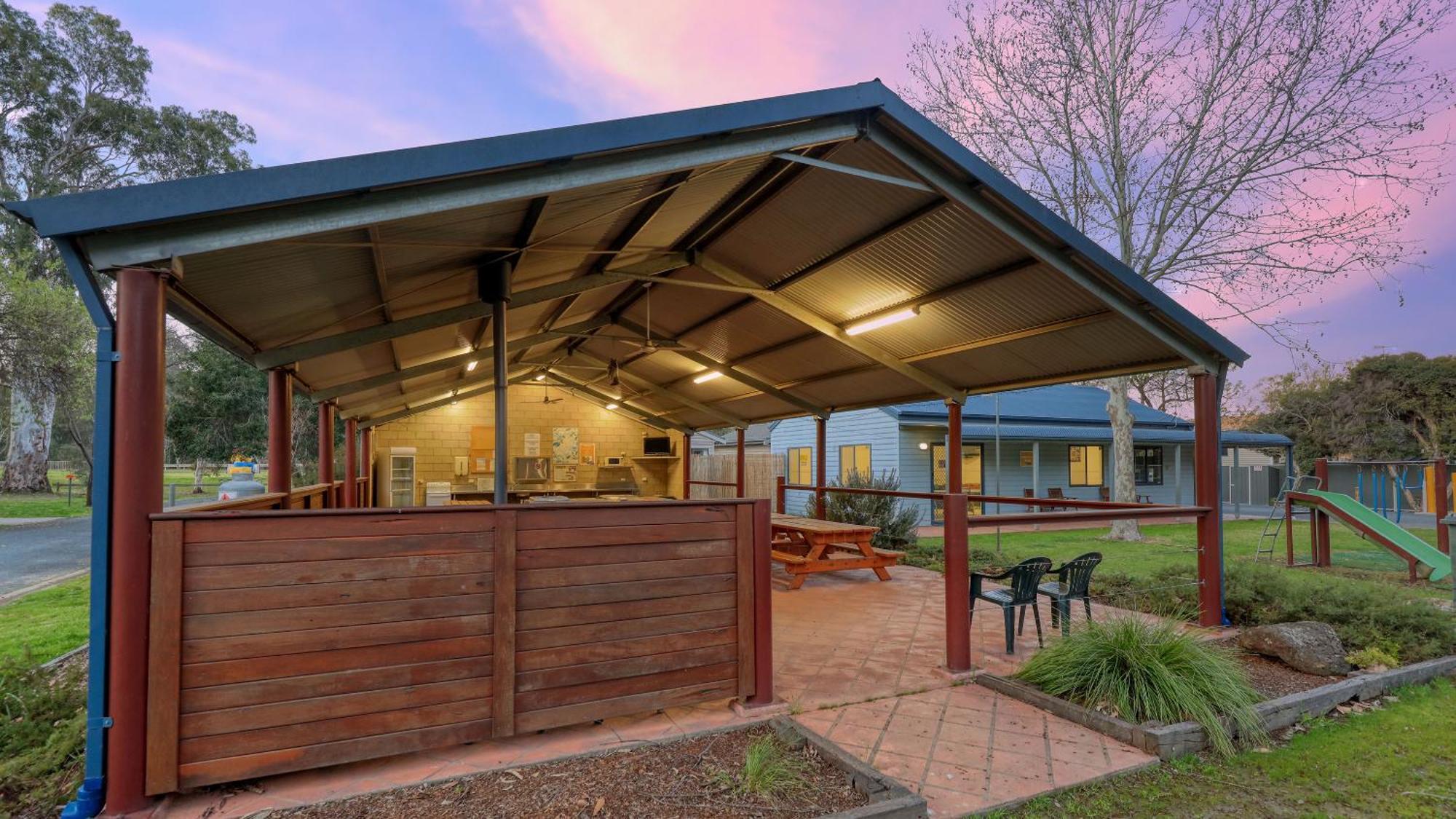 Deniliquin Riverside Caravan Park Eksteriør billede