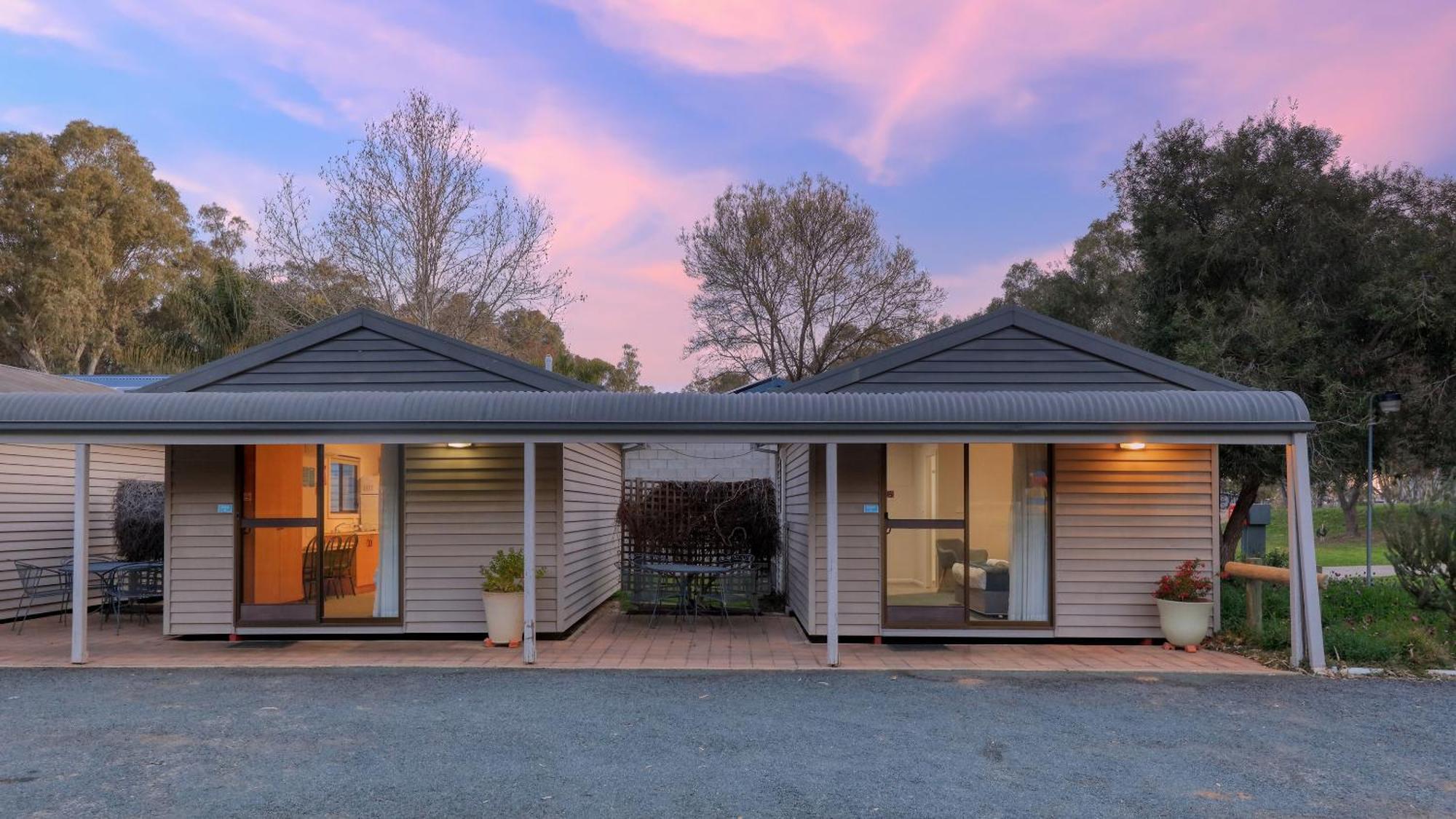 Deniliquin Riverside Caravan Park Eksteriør billede