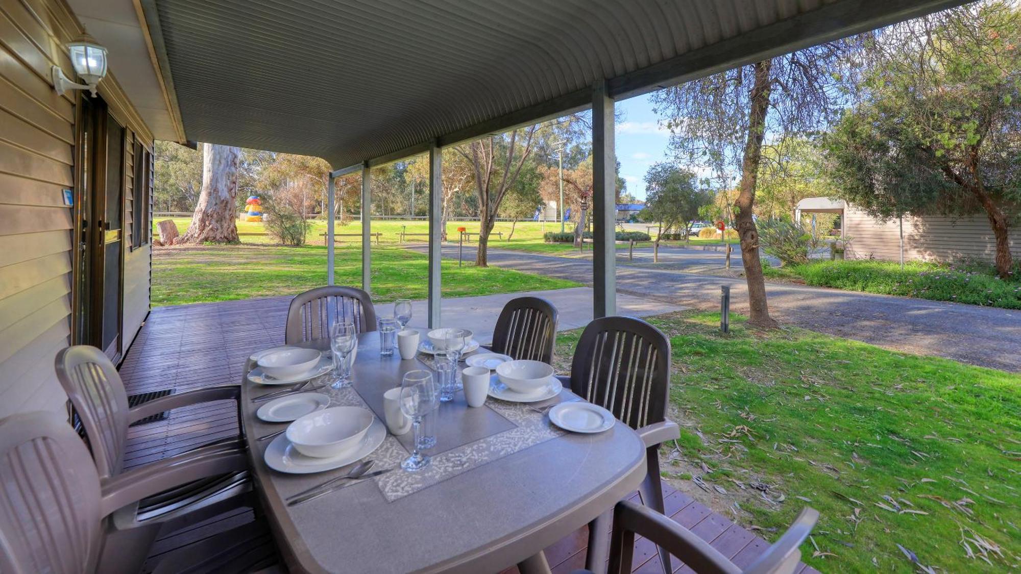 Deniliquin Riverside Caravan Park Eksteriør billede