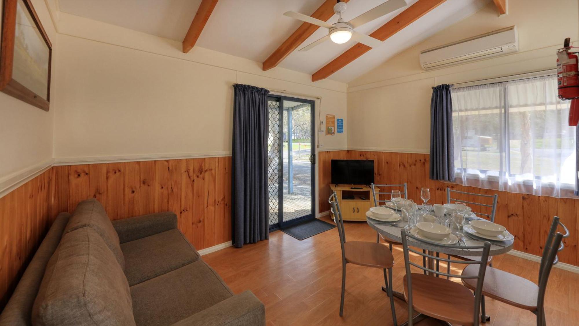 Deniliquin Riverside Caravan Park Eksteriør billede