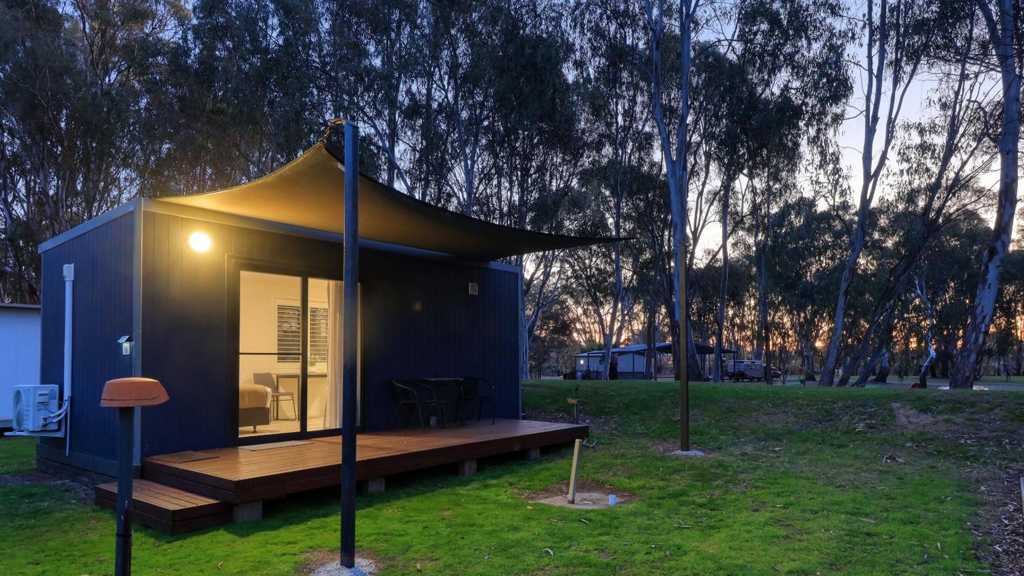 Deniliquin Riverside Caravan Park Eksteriør billede